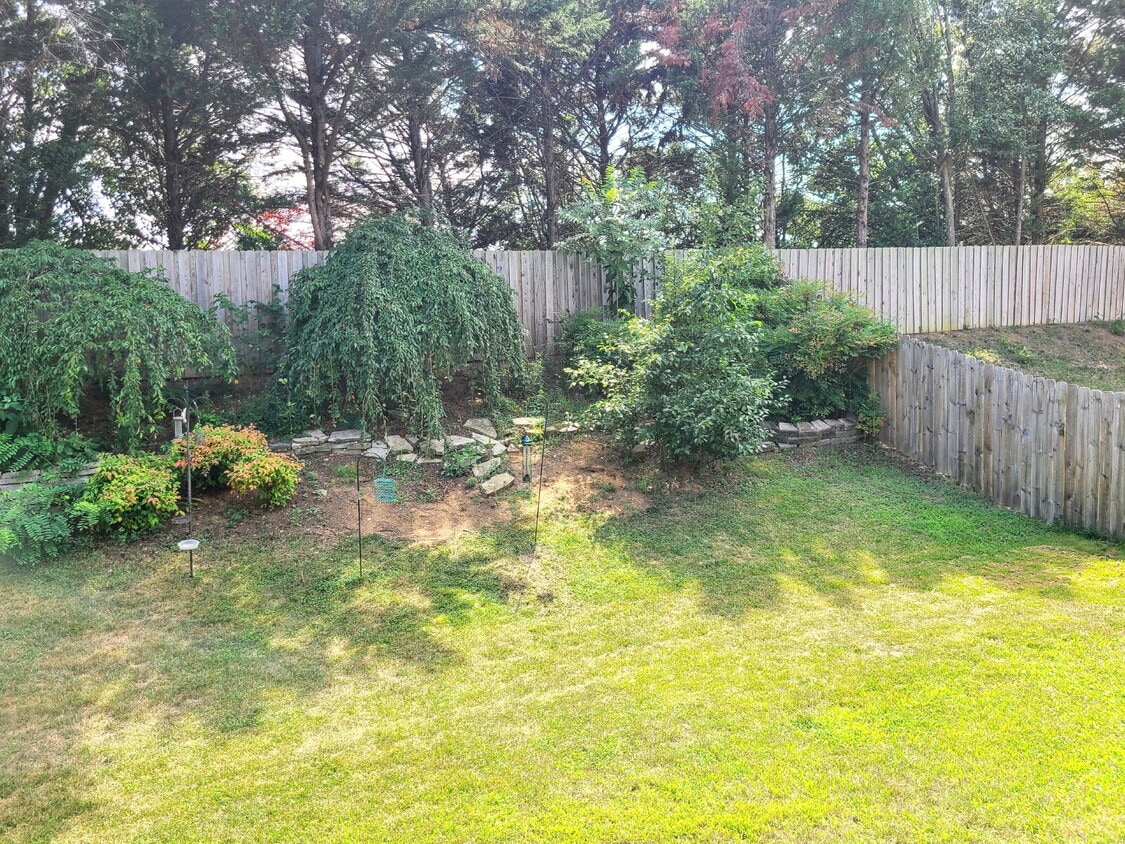 Building Photo - Gorgeous 6 BR Home, Convenient to Quantico...