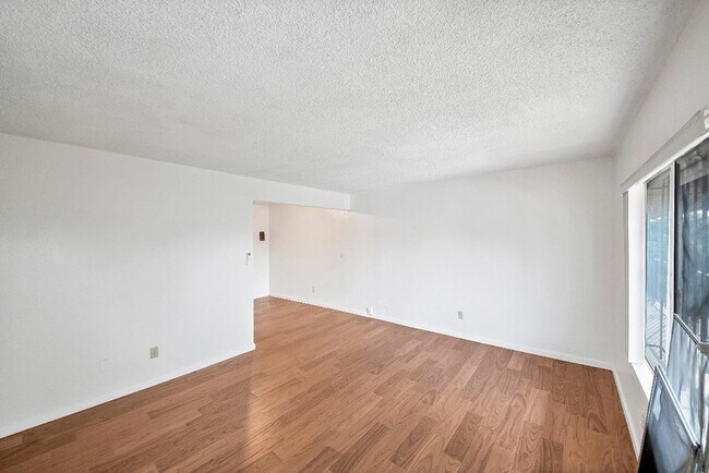 Foto del edificio - 2458 Normandie Ave