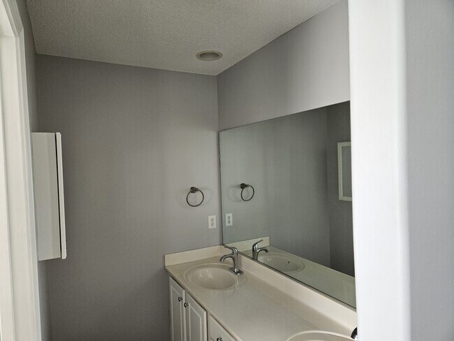 Building Photo - Beautiful 3 bedroom 2.5 bathroom home in H...