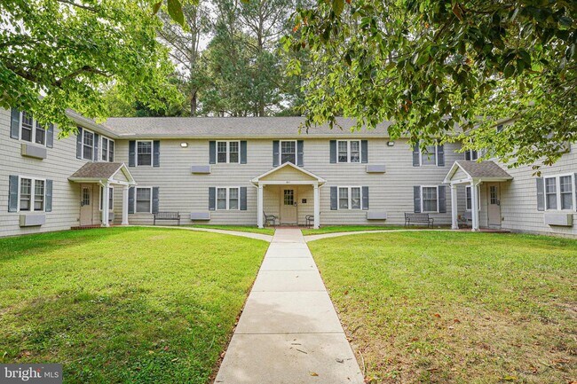 Building Photo - 802 Travers St