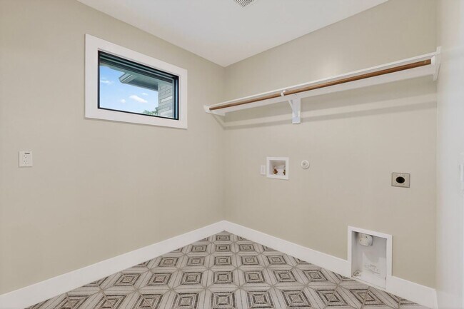 Foto del edificio - 5018 Highland Ct
