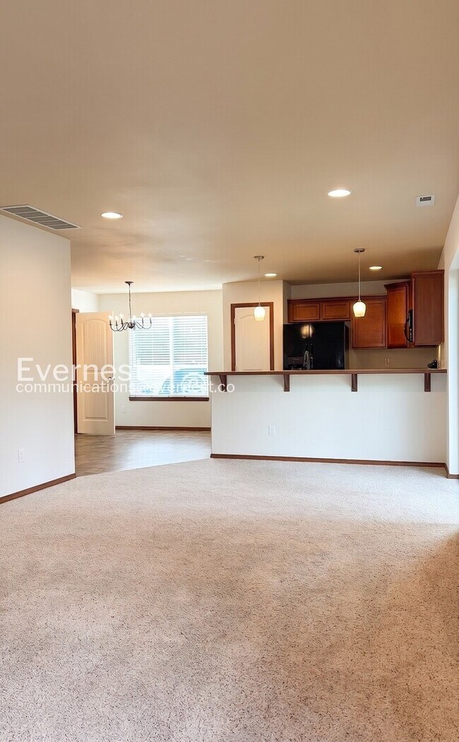 Foto del edificio - 3 Bed, 2.5 Bath Home with Fenced Yard & Garage / Pet-Friendly / Vouchers Accepted / Available Now!