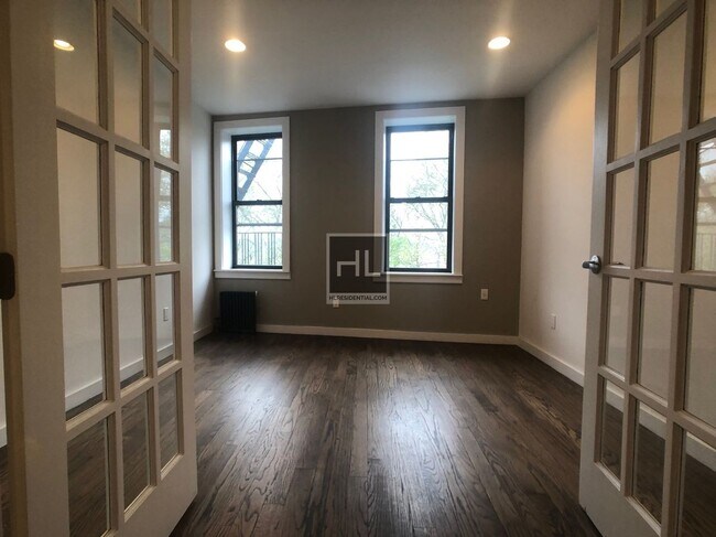 Building Photo - RIVERSIDE DRIVE / Spacious Riverside Drive...