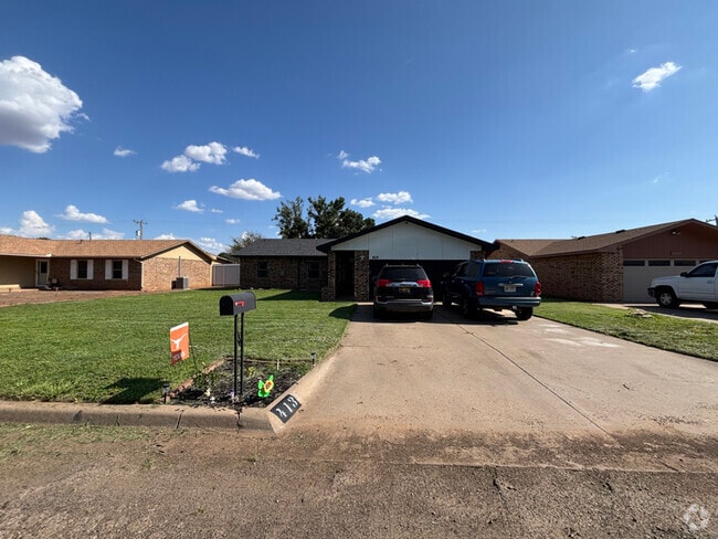 Building Photo - 413 Rosewood Dr