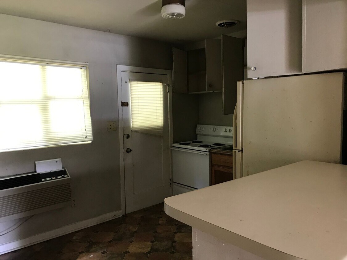 Building Photo - 2 Bedroom Duplex on Hancock Street - Available now!