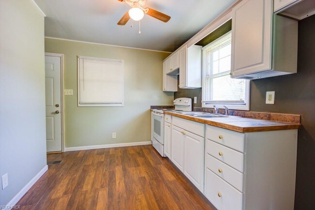 Building Photo - 2833 Ellis Ave NE