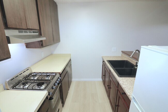 Building Photo - 3rd floor studio in Mission Valley! Beautiful vinyl flooring throughout/ 1 Prkg Space/ Mission Va...