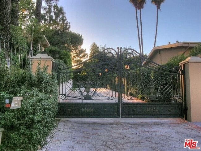 Building Photo - 16547 Park Lane Cir