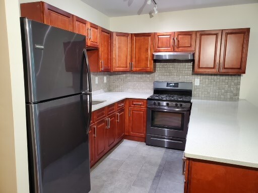 Kitchen with stove and hood range - 1425 Crotona Avenue