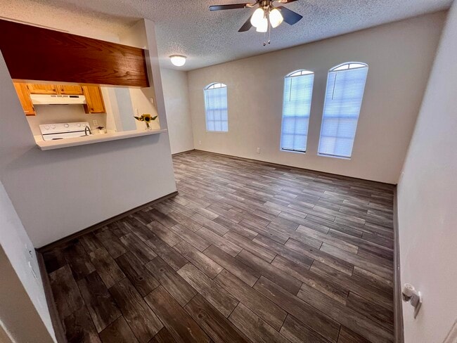 Building Photo - 104 Belaire Dr