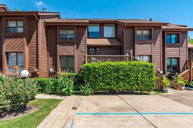 Building Photo - 723 Davis Rd