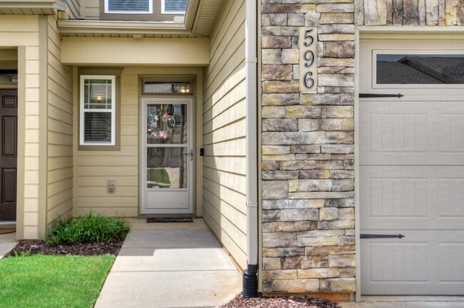 Building Photo - 596 Vinings Dr