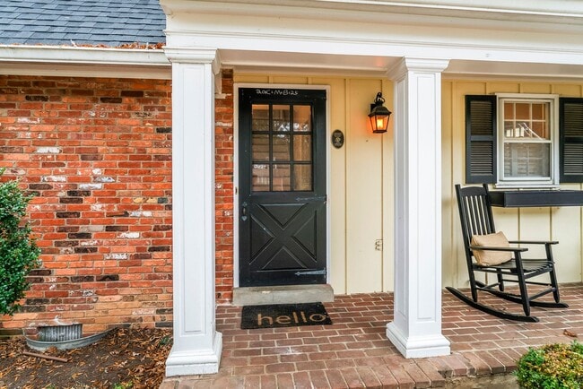 Foto del edificio - Updated Colonial Home in Westgage Neighbor...