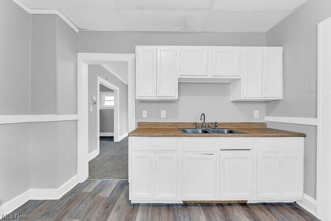 Building Photo - 13624 S Parkway Dr