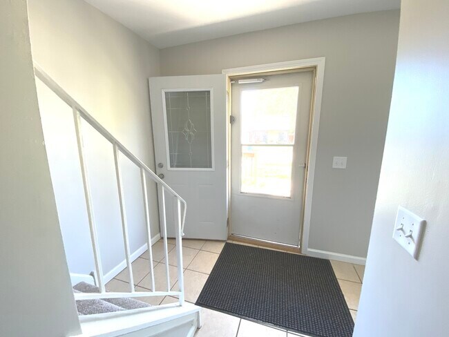 Building Photo - 2S627 Hampton Dr