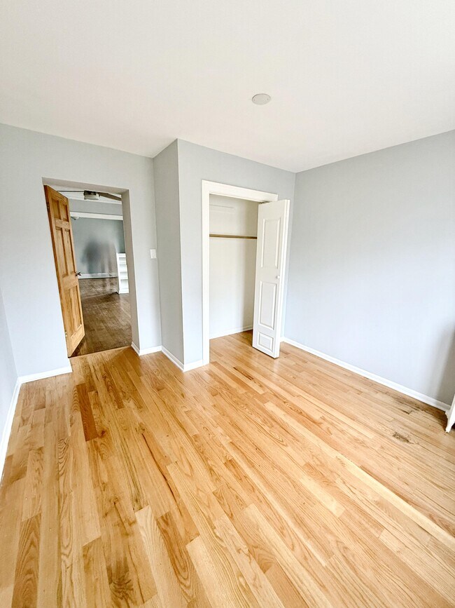 Foto del edificio - 4241 N Laramie Ave