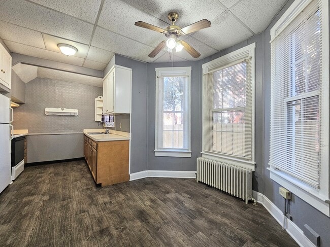 Building Photo - 1358 W Main St