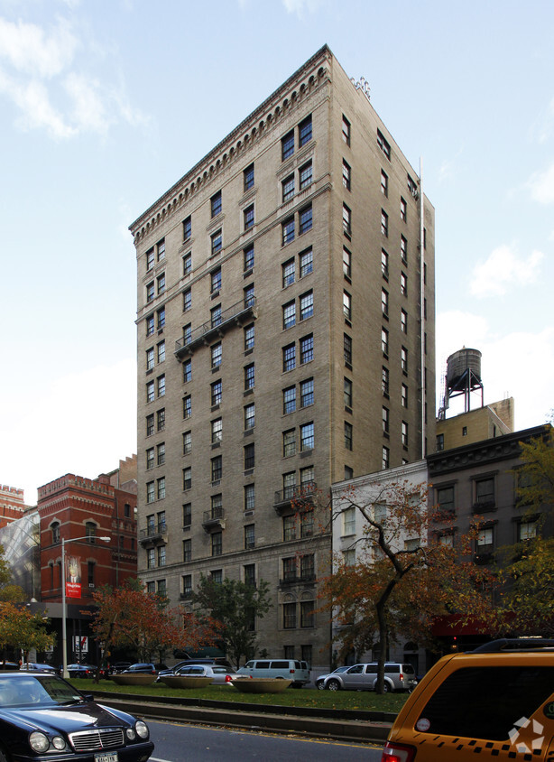 Building Photo - 635 Park Ave