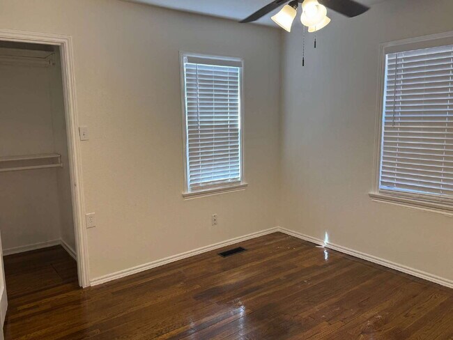 Foto del edificio - "Charming 4-Bed Lubbock Retreat: Granite Kitchen, Hardwood Elegance & Cozy Fireplace!"