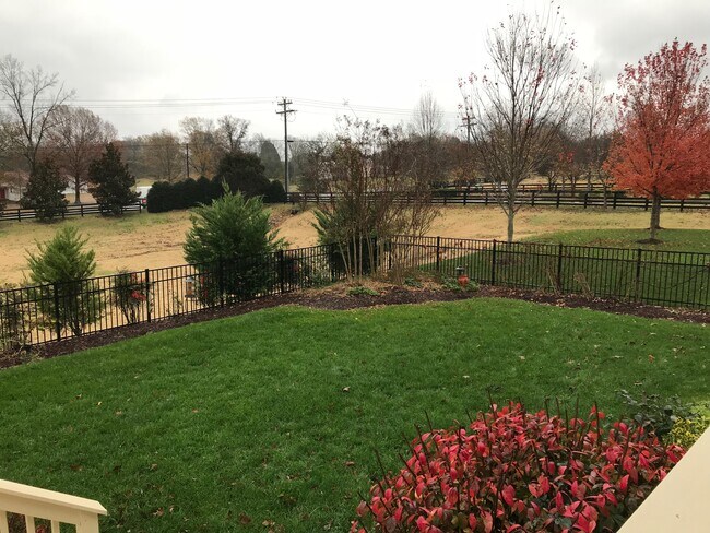 Foto del edificio - 4504 Sawmill Pl