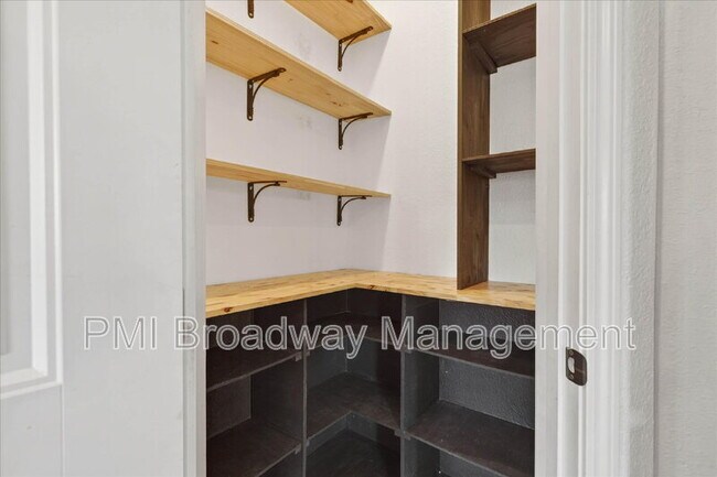 Foto del edificio - 1264 Black Oak Cir