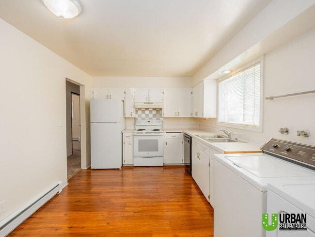 Building Photo - Spacious 2bed/1bath duplex