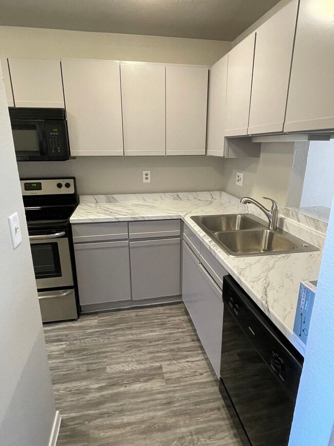 Foto del edificio - 2 BEDROOM CONDO BY UNT