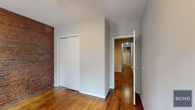 Foto del edificio - 221 E 23rd St