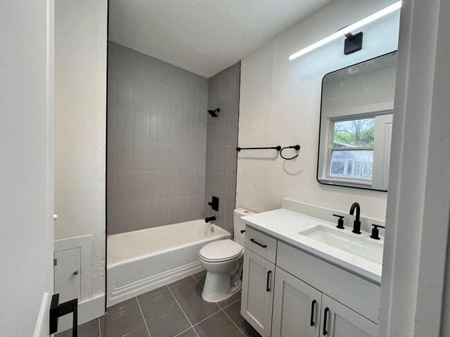 Building Photo - Freshly remodeled duplex available for rent!