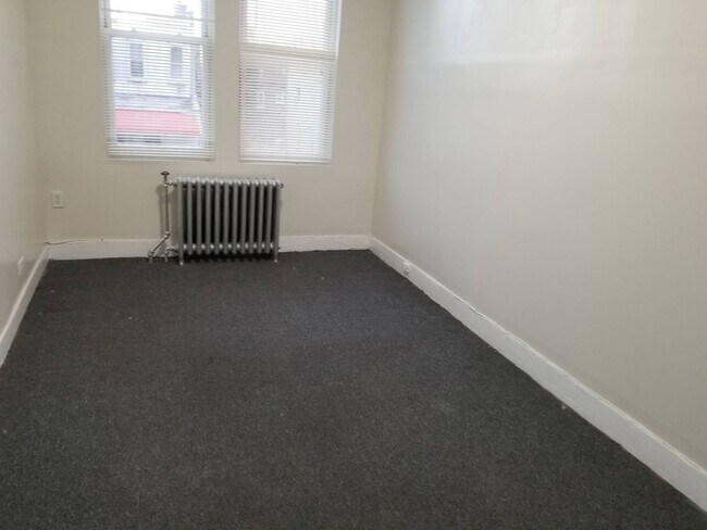 Building Photo - 244 E 196th St
