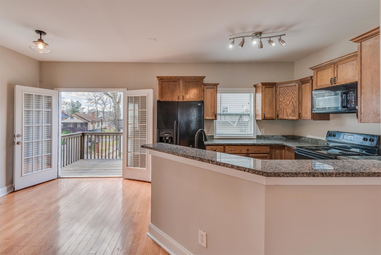 Primary Photo - 1575 Laurel Park Cir