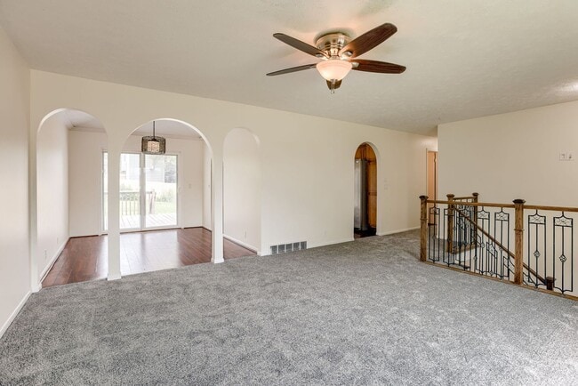 Building Photo - Updated & Spacious 3 Bedroom in Millard Sc...