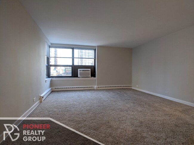 Building Photo - 433 W Wellington Ave