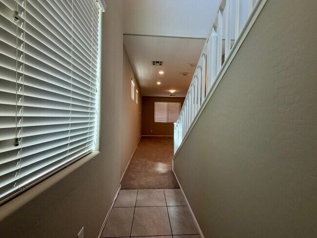 Foto del edificio - TWO STORY 3 BED 2.5 BATH HOME WITH SOLAR.