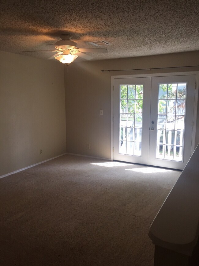 Foto del edificio - Darling 1 Bed, 1.5 Bath Townhouse with sma...