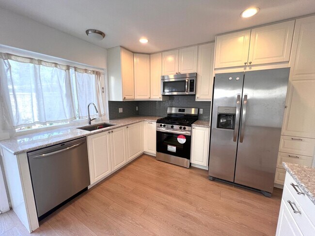 Foto del edificio - Stunning 2 Bedroom located in Irvine.