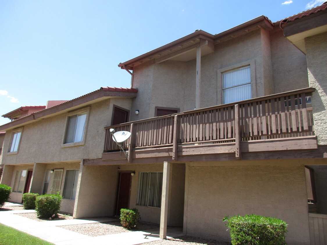 Primary Photo - 4828 W Orangewood Ave