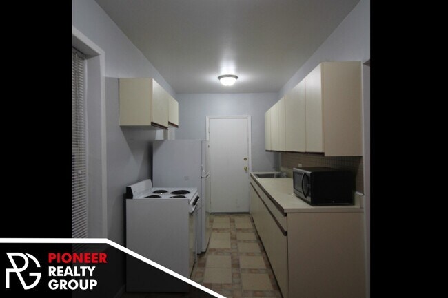 Building Photo - Uptown Studio Close to Red line!