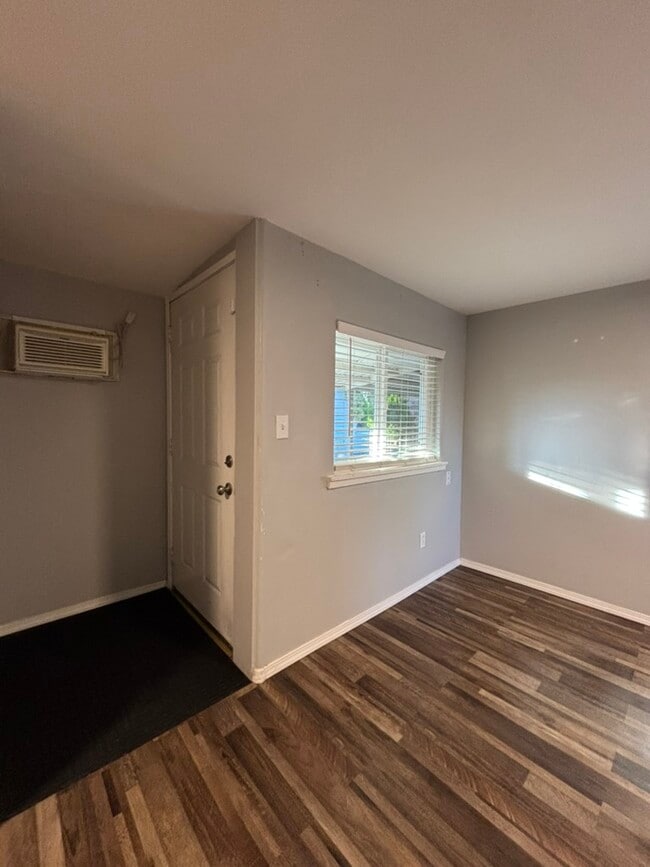 Building Photo - 302 Union St