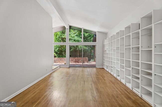 Building Photo - 3543 Cloudland Dr