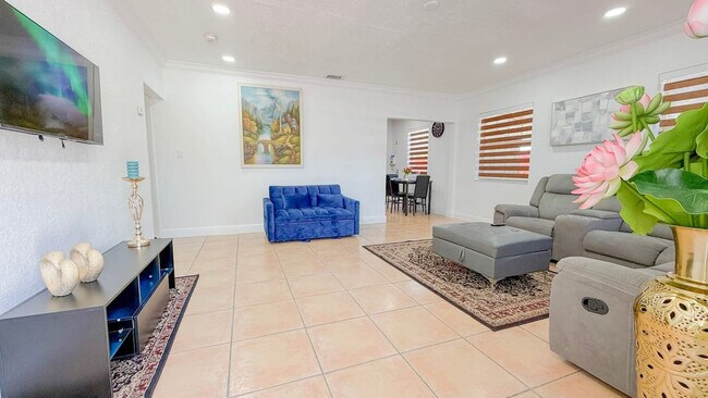 Foto del edificio - 340 Tamiami Canal Rd