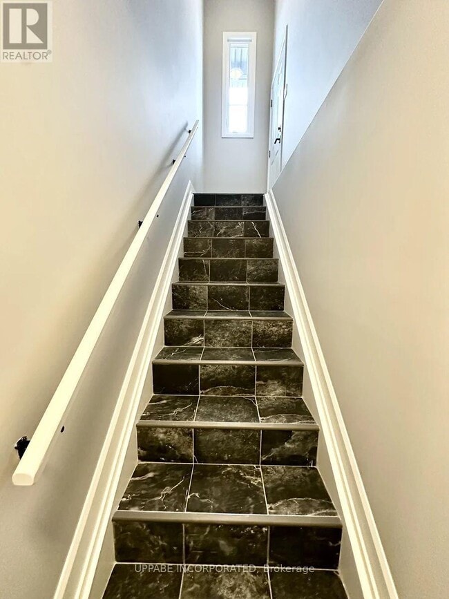 Building Photo - 904 Chablis Cres