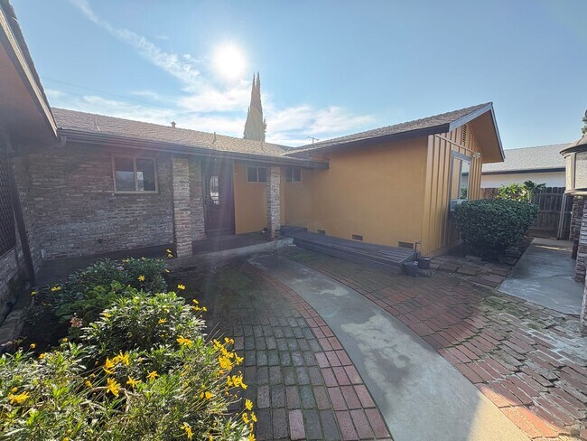 Foto del edificio - SW Visalia home available soon