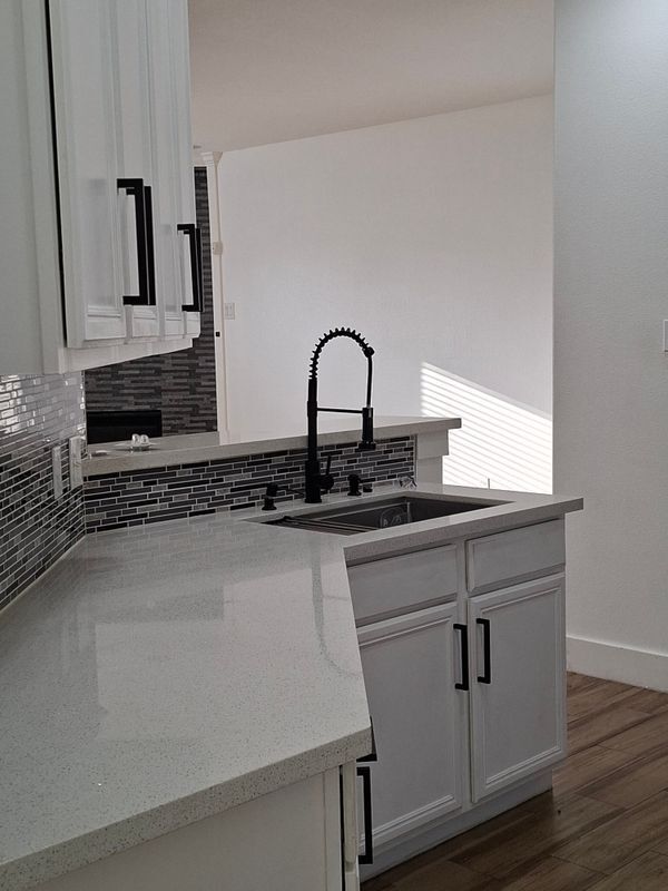 Foto del edificio - 8311 Caraway Lake Cir