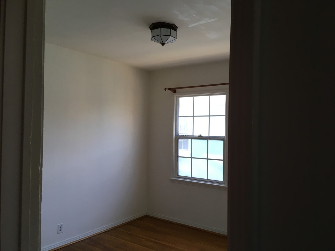 Building Photo - 5579 Kinston Ave