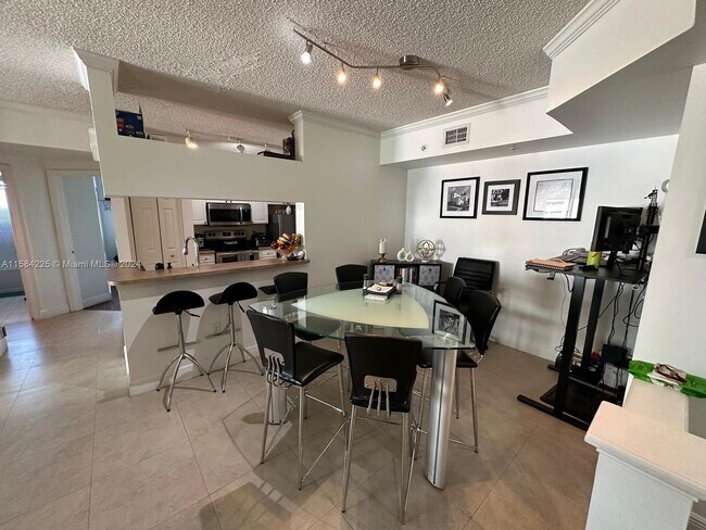 Foto del edificio - 17145 N Bay Rd