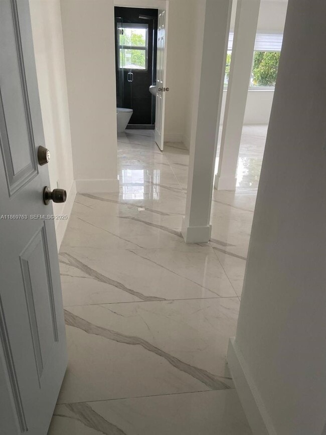 Building Photo - 1015 S 17th Ave