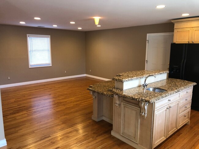 Building Photo - 458 Laprairie St