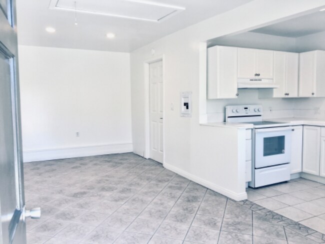 Building Photo - 3444 Colonial Ave