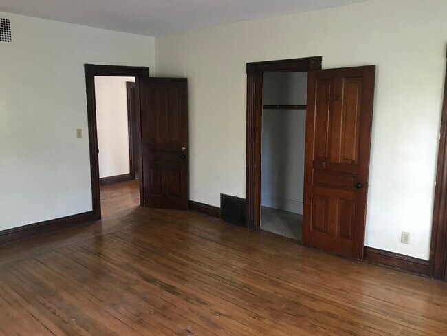 Living room - 404 N Main St